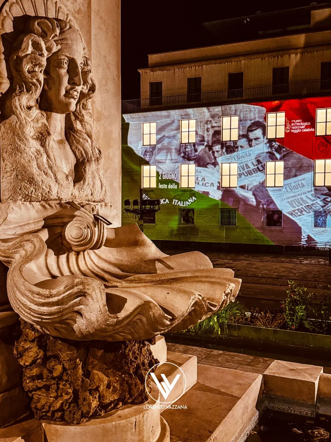 LA FOTO DEL GIORNO | La luce della Repubblica: Piazza De Nava si veste d’Italia