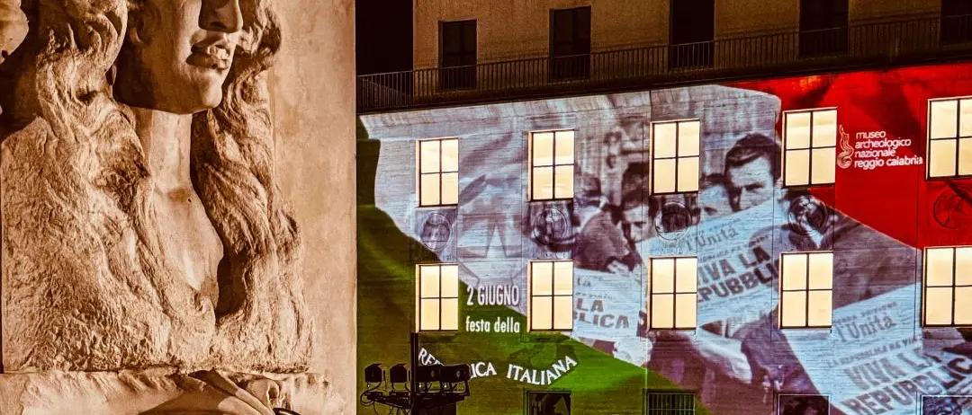 LA FOTO DEL GIORNO | La luce della Repubblica: Piazza De Nava si veste d’Italia
