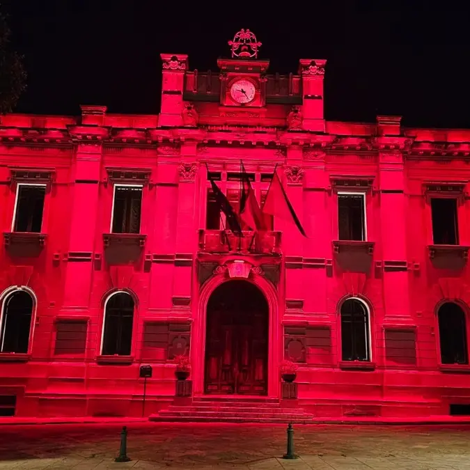 Giornata mondiale della sclerosi multipla a Reggio, la facciata di palazzo San Giorgio si colora di rosso