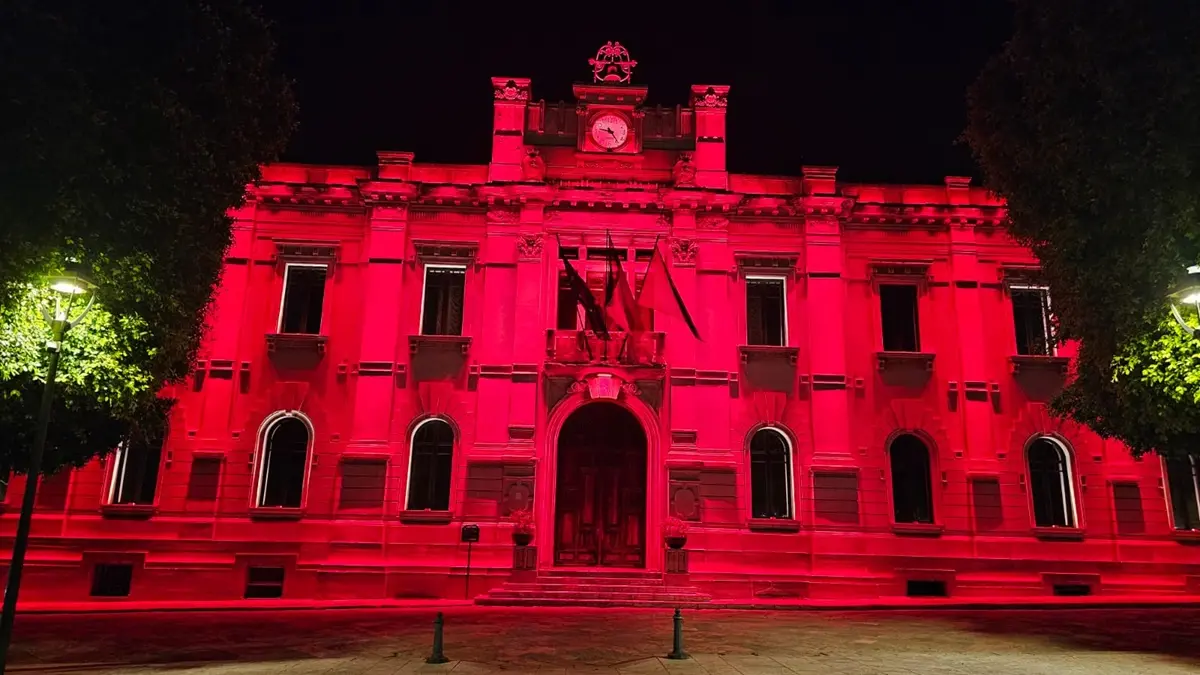 Giornata mondiale della sclerosi multipla a Reggio, la facciata di palazzo San Giorgio si colora di rosso