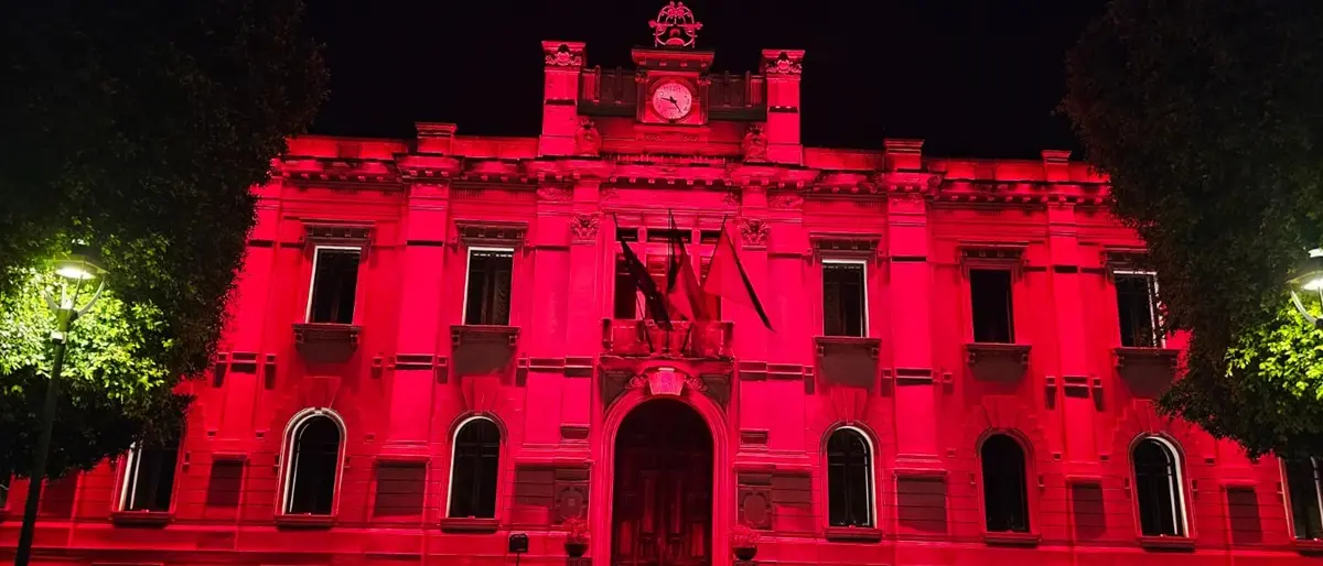 Giornata mondiale della sclerosi multipla a Reggio, la facciata di palazzo San Giorgio si colora di rosso