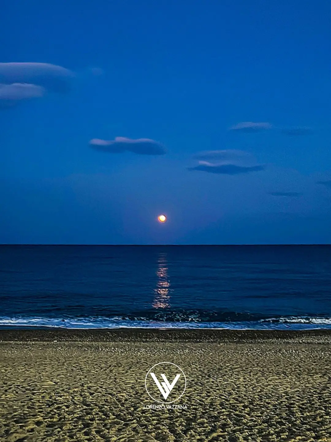 LA FOTO DEL GIORNO | La Luna che riflette il Sole