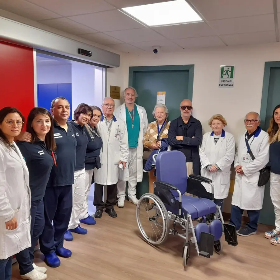 L'associazione Volontari Ospedalieri Avo di Reggio Calabria dona una sedia a rotelle al reparto di Neurochirurgia del Gom