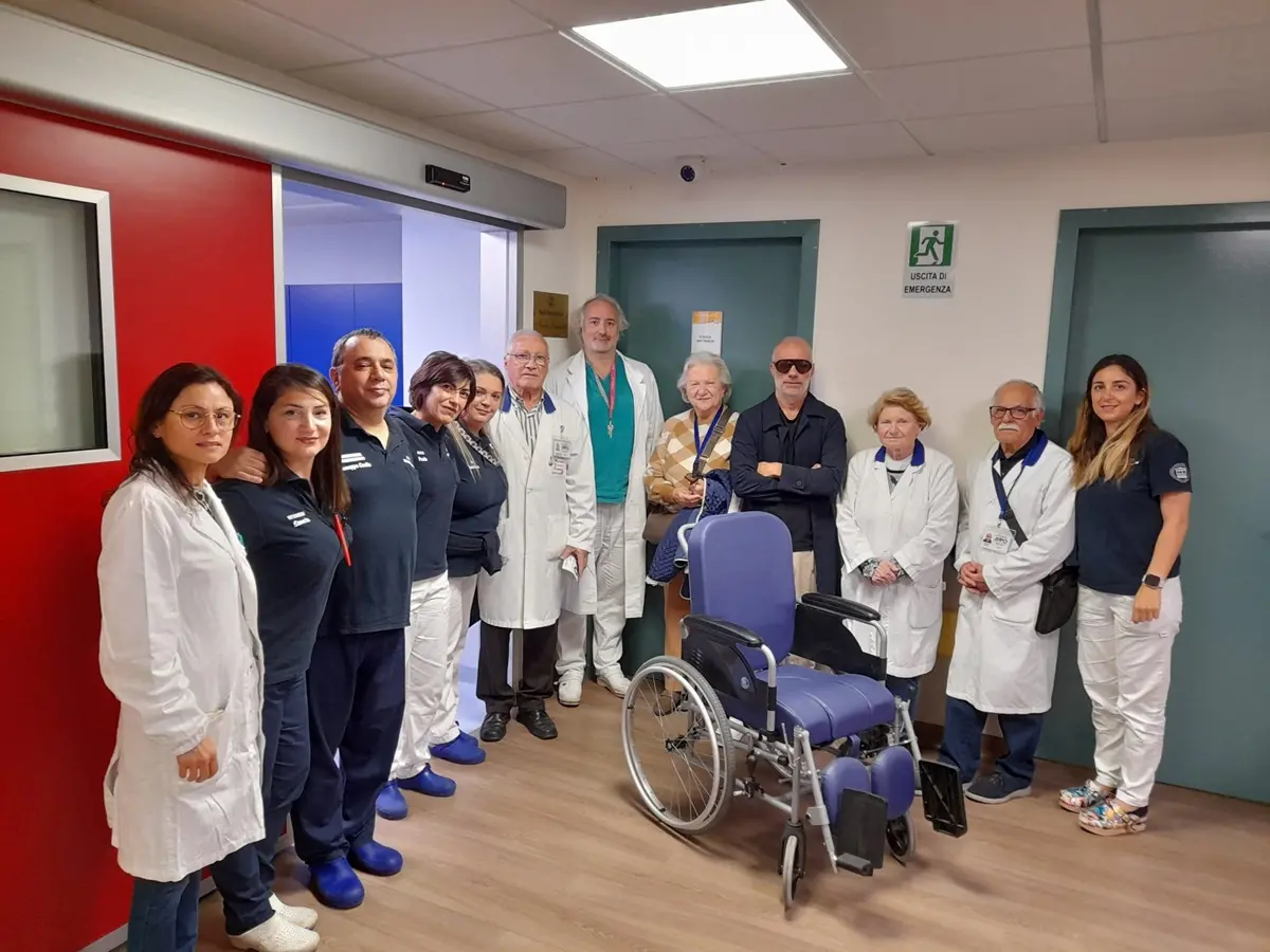 L'associazione Volontari Ospedalieri Avo di Reggio Calabria dona una sedia a rotelle al reparto di Neurochirurgia del Gom
