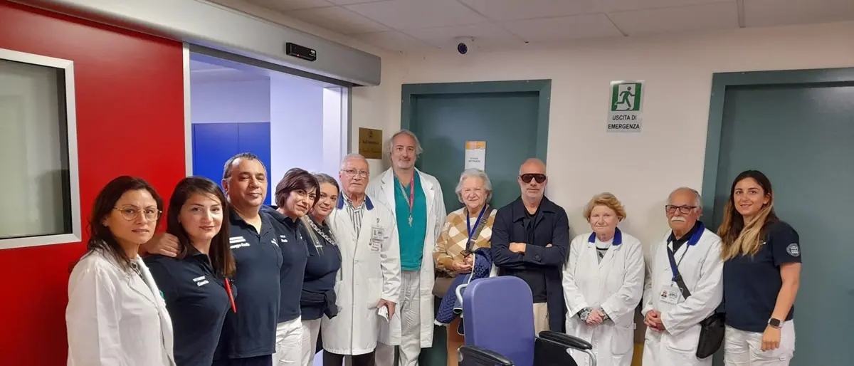 L'associazione Volontari Ospedalieri Avo di Reggio Calabria dona una sedia a rotelle al reparto di Neurochirurgia del Gom