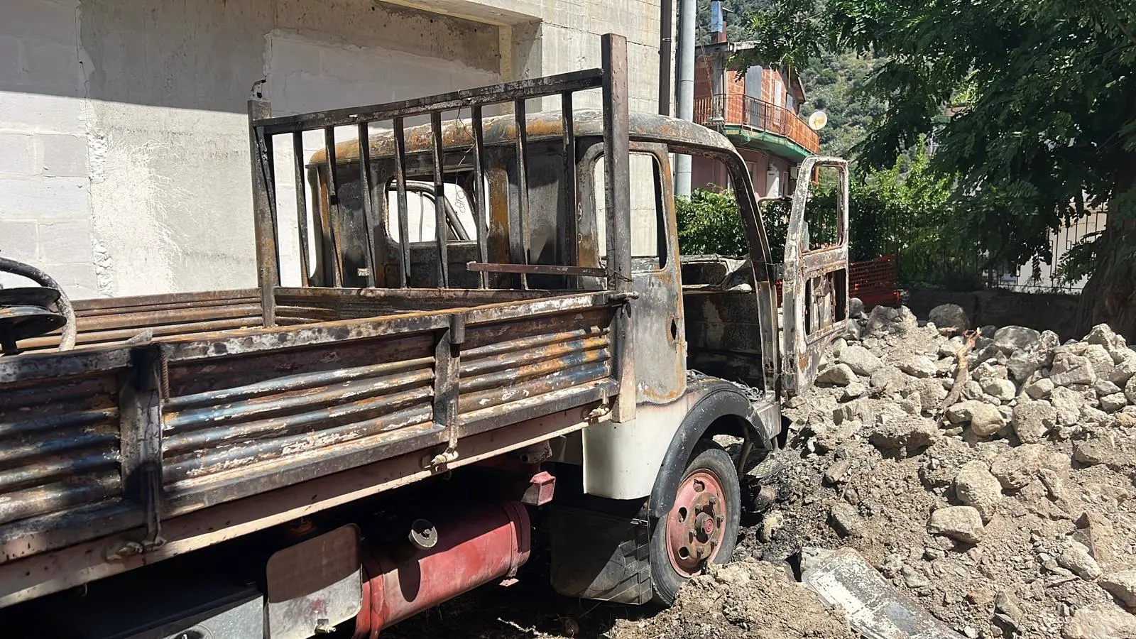 Bivongi, fuoco a un automezzo in un cantiere: indagini in corso