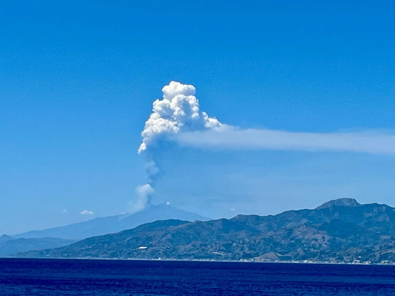 Etna, crollato il cratere di Sud-est: nube alta chilometri - VIDEO e FOTO