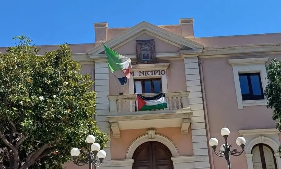 Melito Porto Salvo, il comune espone la bandiera palestinese nel giorno della Festa della Repubblica