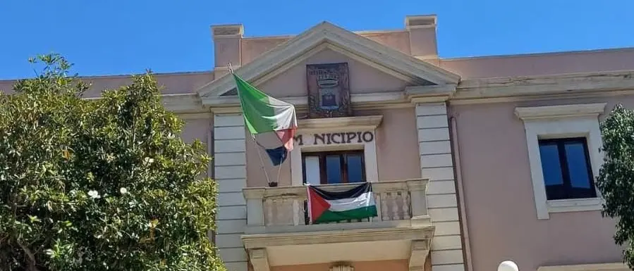 Melito Porto Salvo, il comune espone la bandiera palestinese nel giorno della Festa della Repubblica