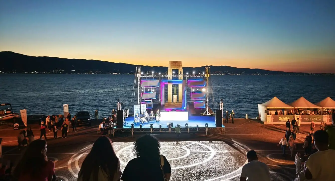 Bergamotto, musica e voglia d’estate: l’Arena si accende con “Reggio sotto le Stelle”