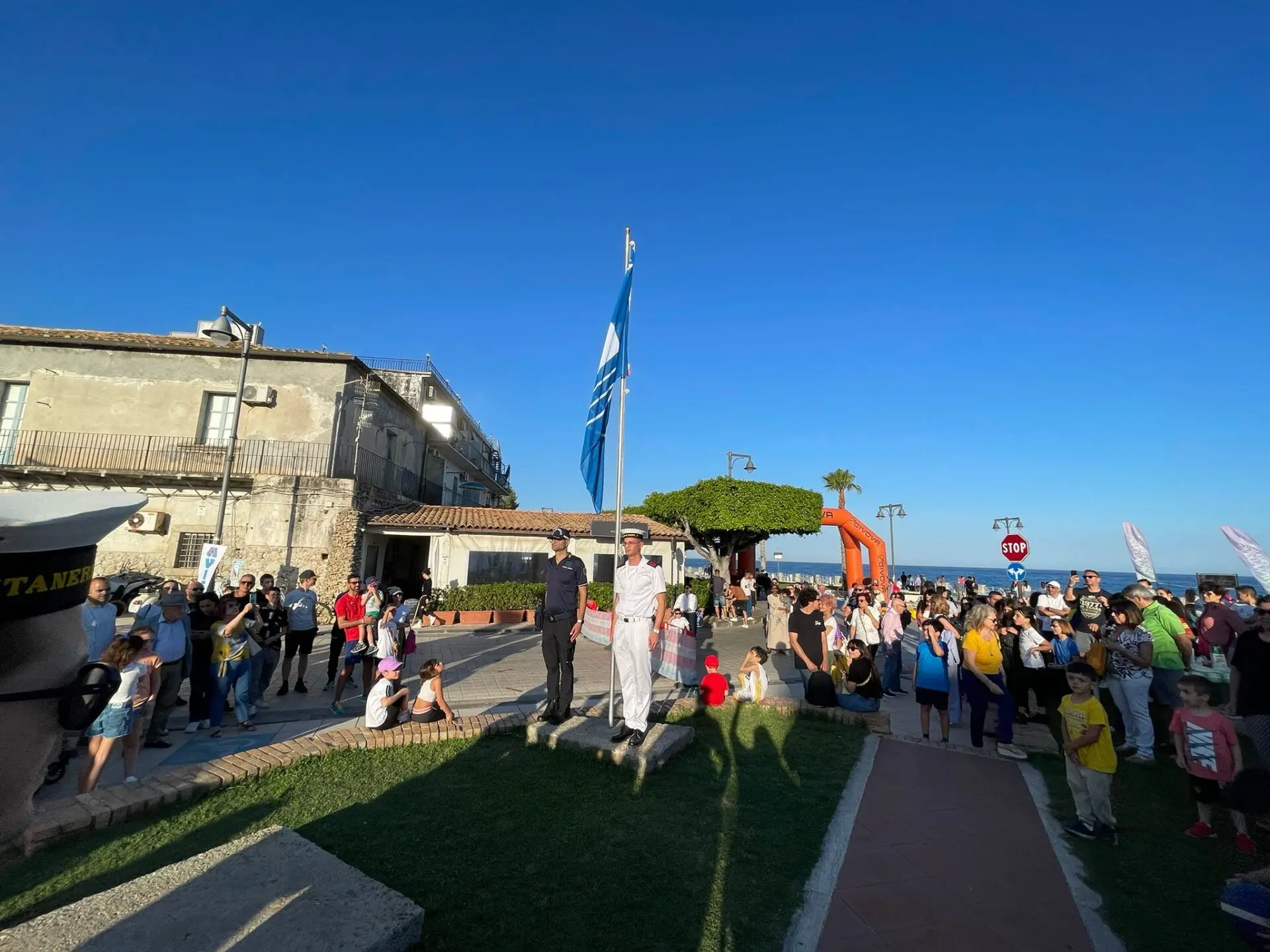 Roccella, issata la 23esima bandiera blu: al via un’estate ricca di bellezza