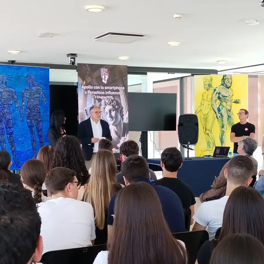 Apollo con lo smartphone o Persefone influencer? : oltre 250 studenti al museo di Reggio per dire no alla violenza sulle donne