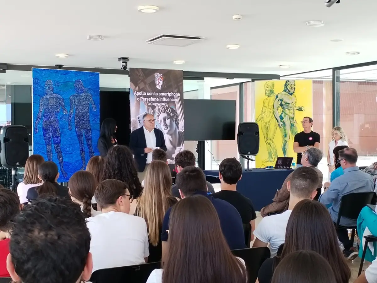 Apollo con lo smartphone o Persefone influencer? : oltre 250 studenti al museo di Reggio per dire no alla violenza sulle donne
