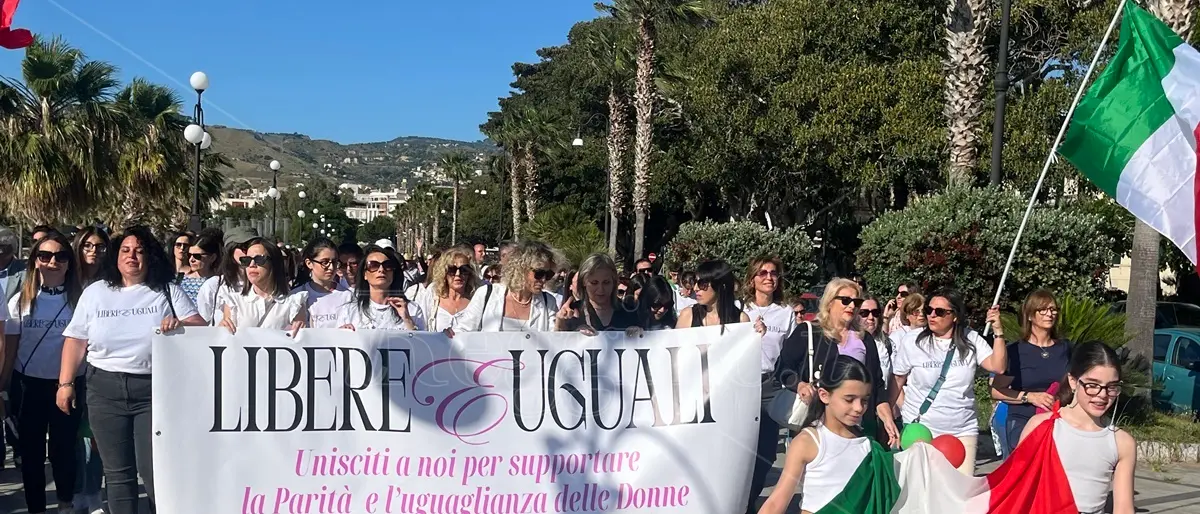 Reggio “marcia” per l’uguaglianza dei diritti e la parità: dinanzi allo Stretto letti i nomi delle 21 madri costituenti - FOTO