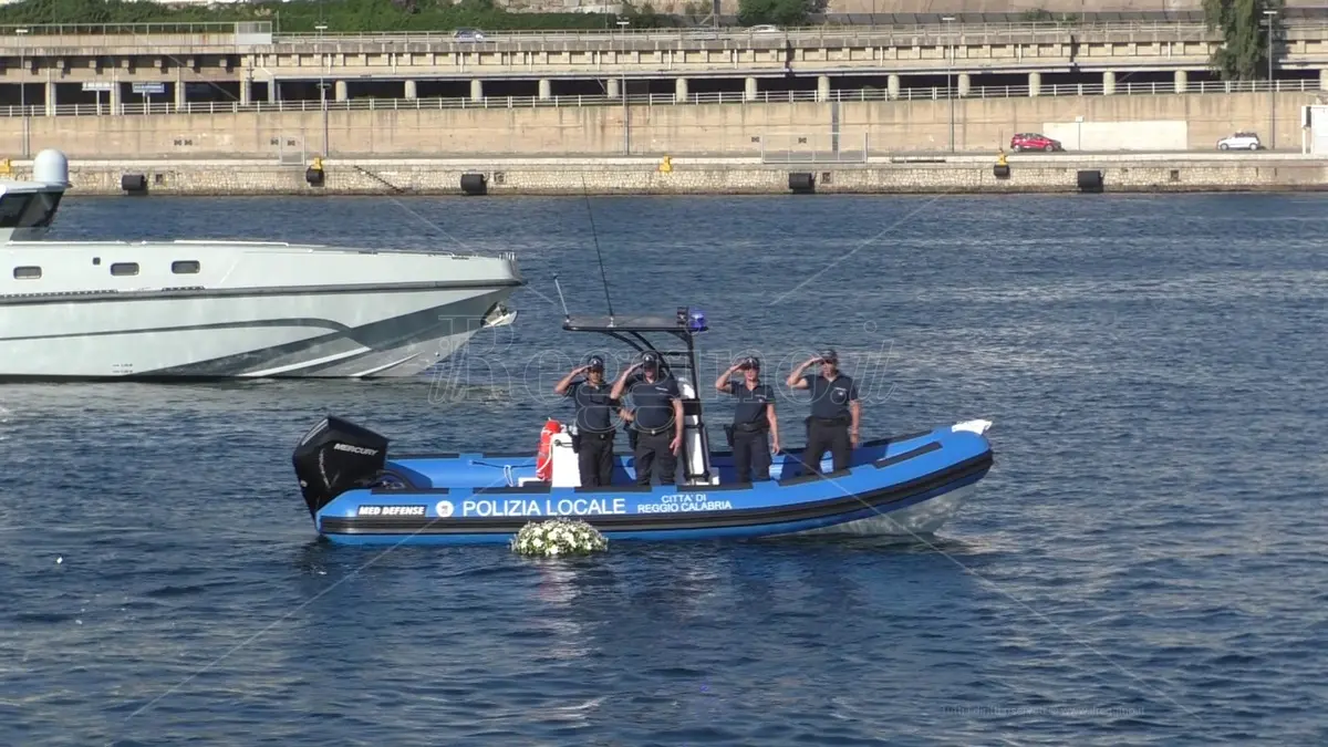 Fiori bianchi tra le onde per le vittime delle migrazioni: accoglienza, memoria e speranza al porto di Reggio - FOTO e VIDEO