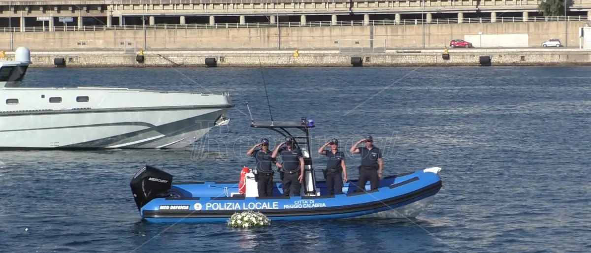 Fiori bianchi tra le onde per le vittime delle migrazioni: accoglienza, memoria e speranza al porto di Reggio - FOTO e VIDEO