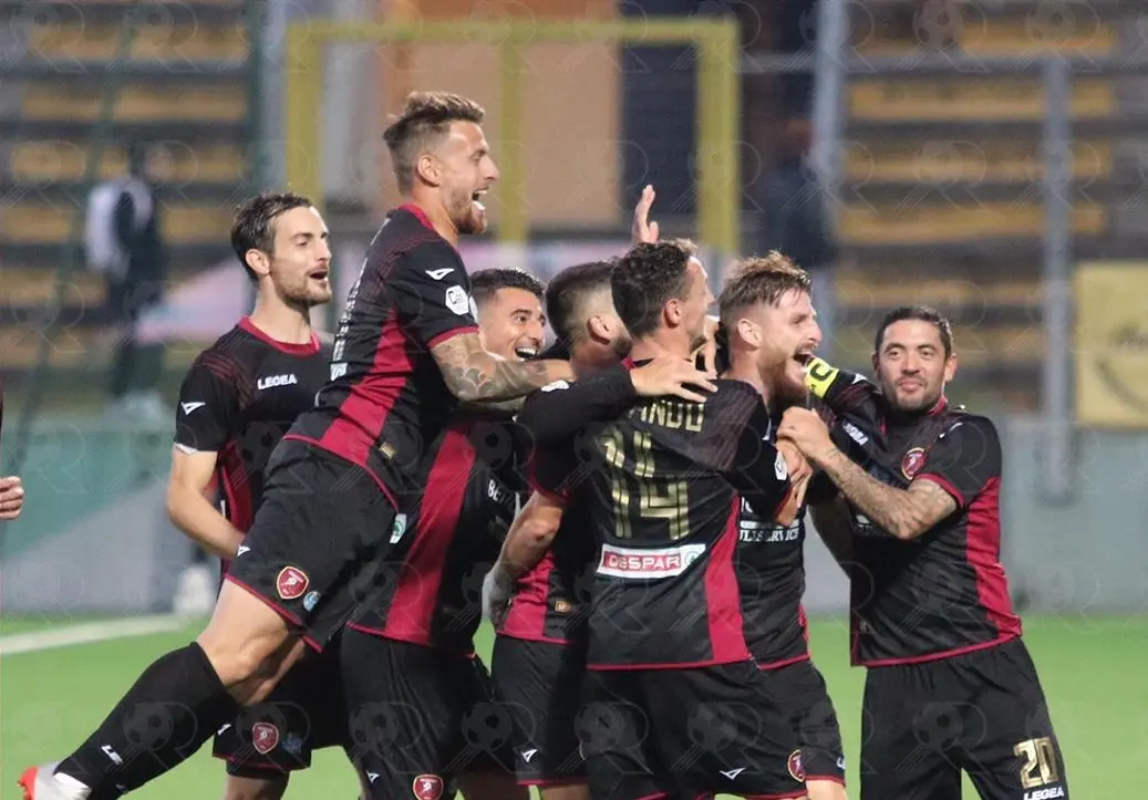 Dominio amaranto a Teramo. La Reggina continua a volare