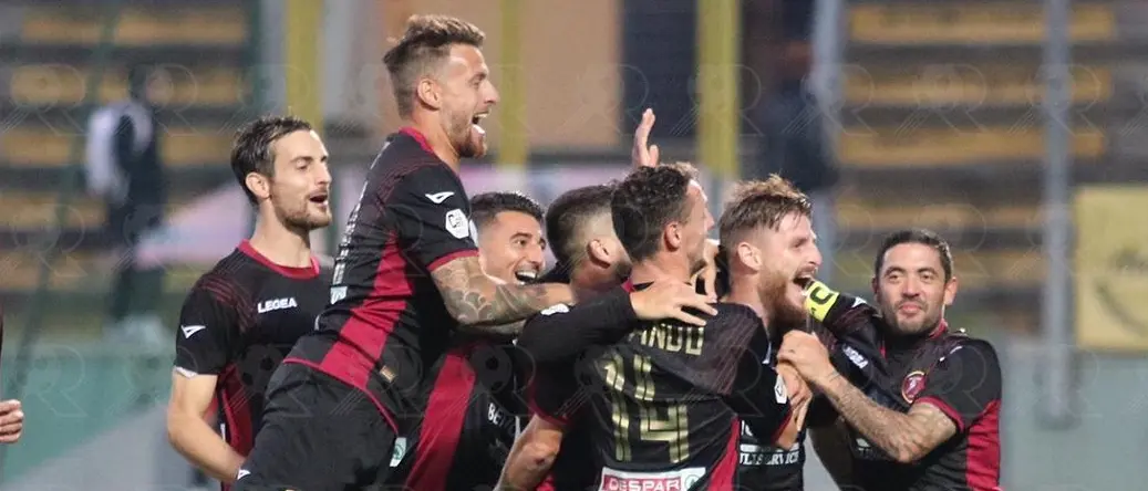 Dominio amaranto a Teramo. La Reggina continua a volare