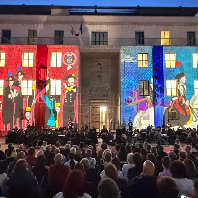 \"Una Storia chiamata futuro\" in una città che chiede armonia: l’abbraccio in musica tra i giovani e l’Arma commuove Reggio e i reggini - FOTO