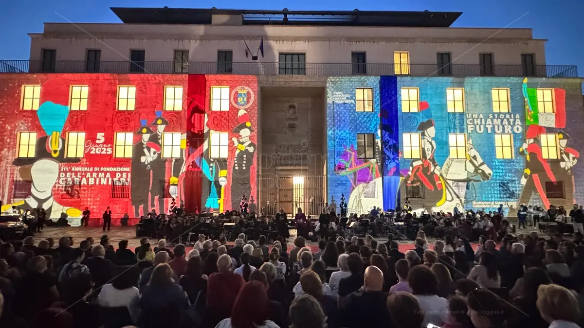 \"Una Storia chiamata futuro\" in una città che chiede armonia: l’abbraccio in musica tra i giovani e l’Arma commuove Reggio e i reggini - FOTO