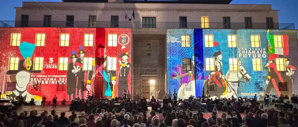 \"Una Storia chiamata futuro\" in una città che chiede armonia: l’abbraccio in musica tra i giovani e l’Arma commuove Reggio e i reggini - FOTO