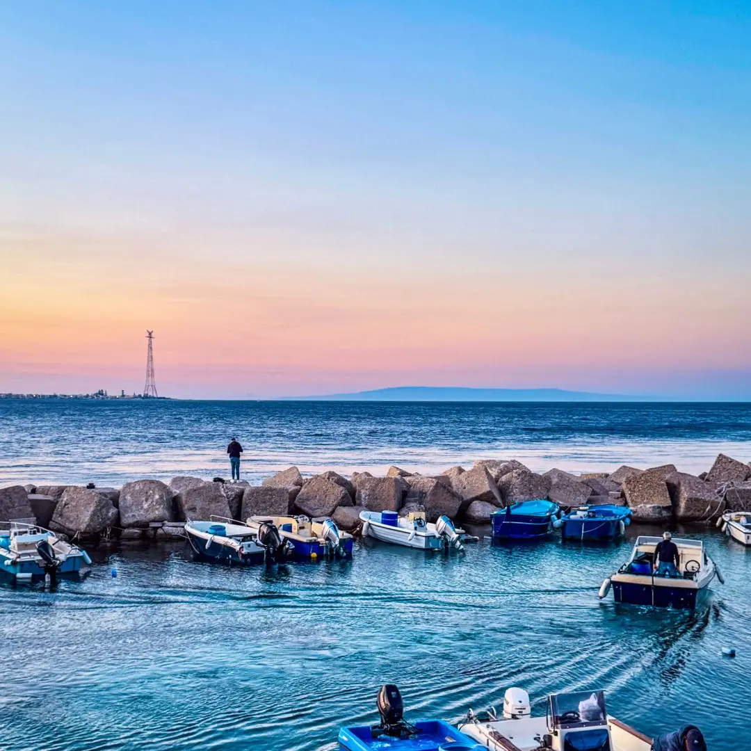 LA FOTO DEL GIORNO | Tramonto a Pezzo: silenzi, reti e ritorni