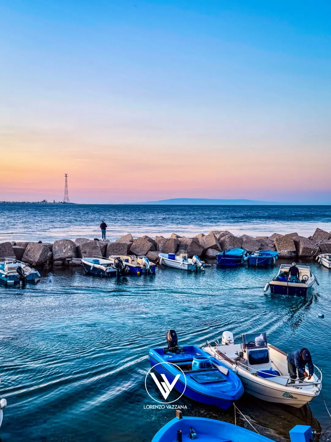 LA FOTO DEL GIORNO | Tramonto a Pezzo: silenzi, reti e ritorni