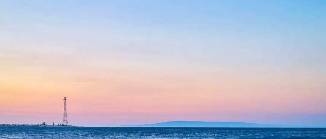 LA FOTO DEL GIORNO | Tramonto a Pezzo: silenzi, reti e ritorni