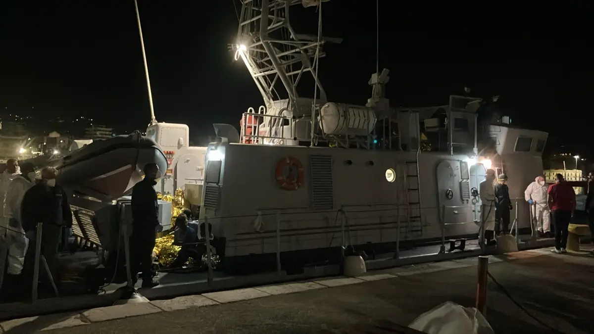Al porto di Reggio sbarcano 37 migranti