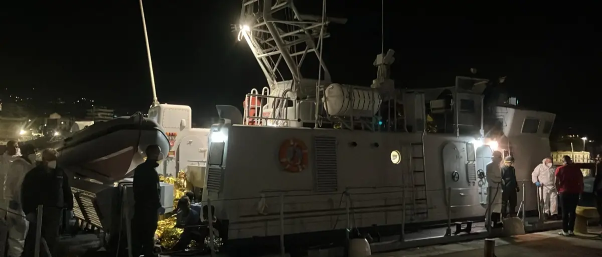 Al porto di Reggio sbarcano 37 migranti