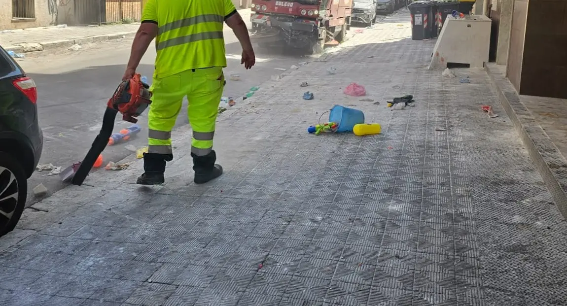 Reggio, strade e negozi imbrattati dopo la fine della scuola: Burrone attacca: «Gesti gravi e immaturi»