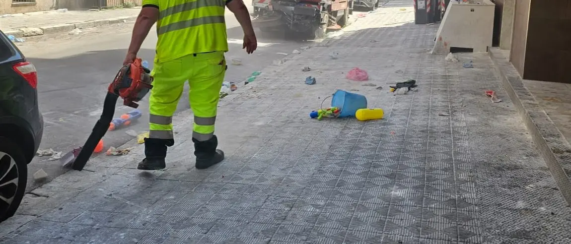 Reggio, strade e negozi imbrattati dopo la fine della scuola: Burrone attacca: «Gesti gravi e immaturi»