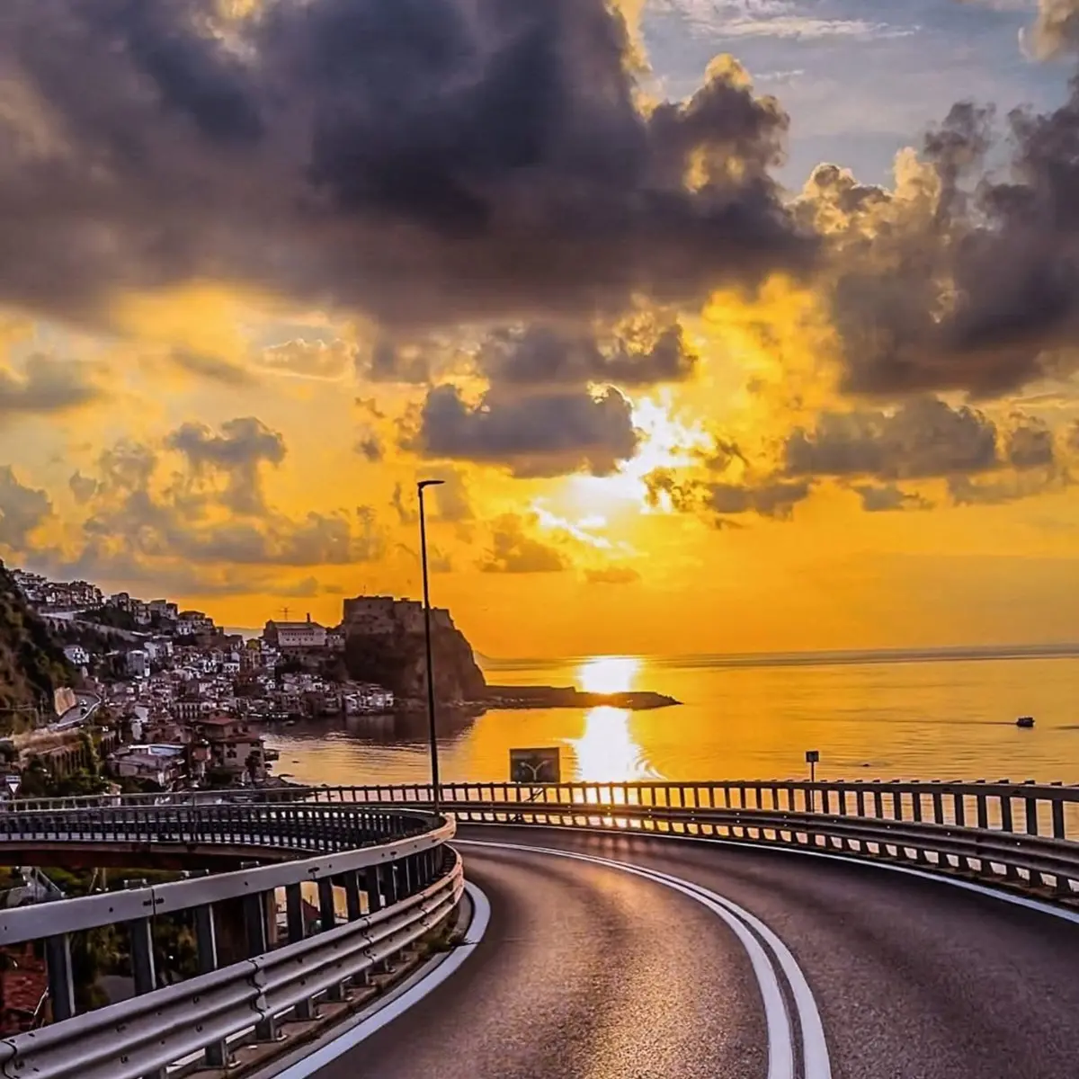 LA FOTO DEL GIORNO | …tra le nuvole e il fuoco del cielo, Scilla