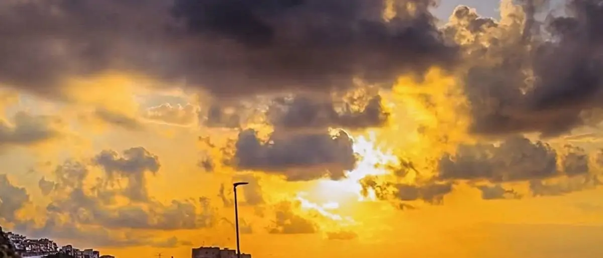 LA FOTO DEL GIORNO | …tra le nuvole e il fuoco del cielo, Scilla
