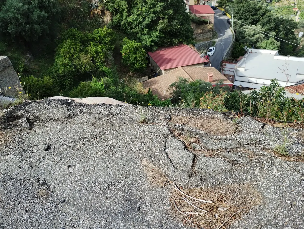 Reggio, la denuncia dei residenti di San Salvatore: «Manca il muro di limitazione stradale. Ci sentiamo in pericolo»