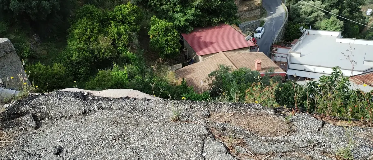 Reggio, la denuncia dei residenti di San Salvatore: «Manca il muro di limitazione stradale. Ci sentiamo in pericolo»
