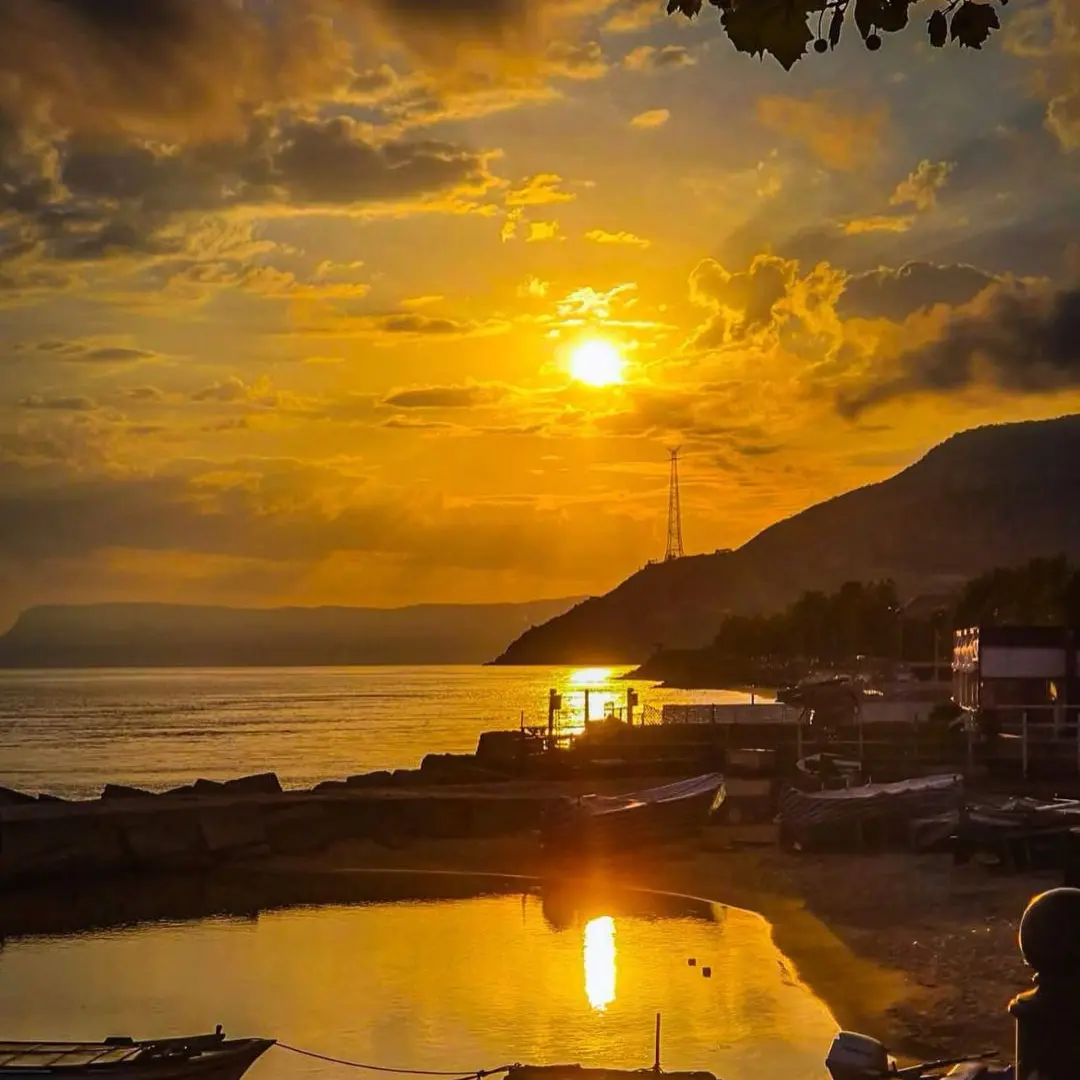 LA FOTO DEL GIORNO | Luce dorata sullo Stretto