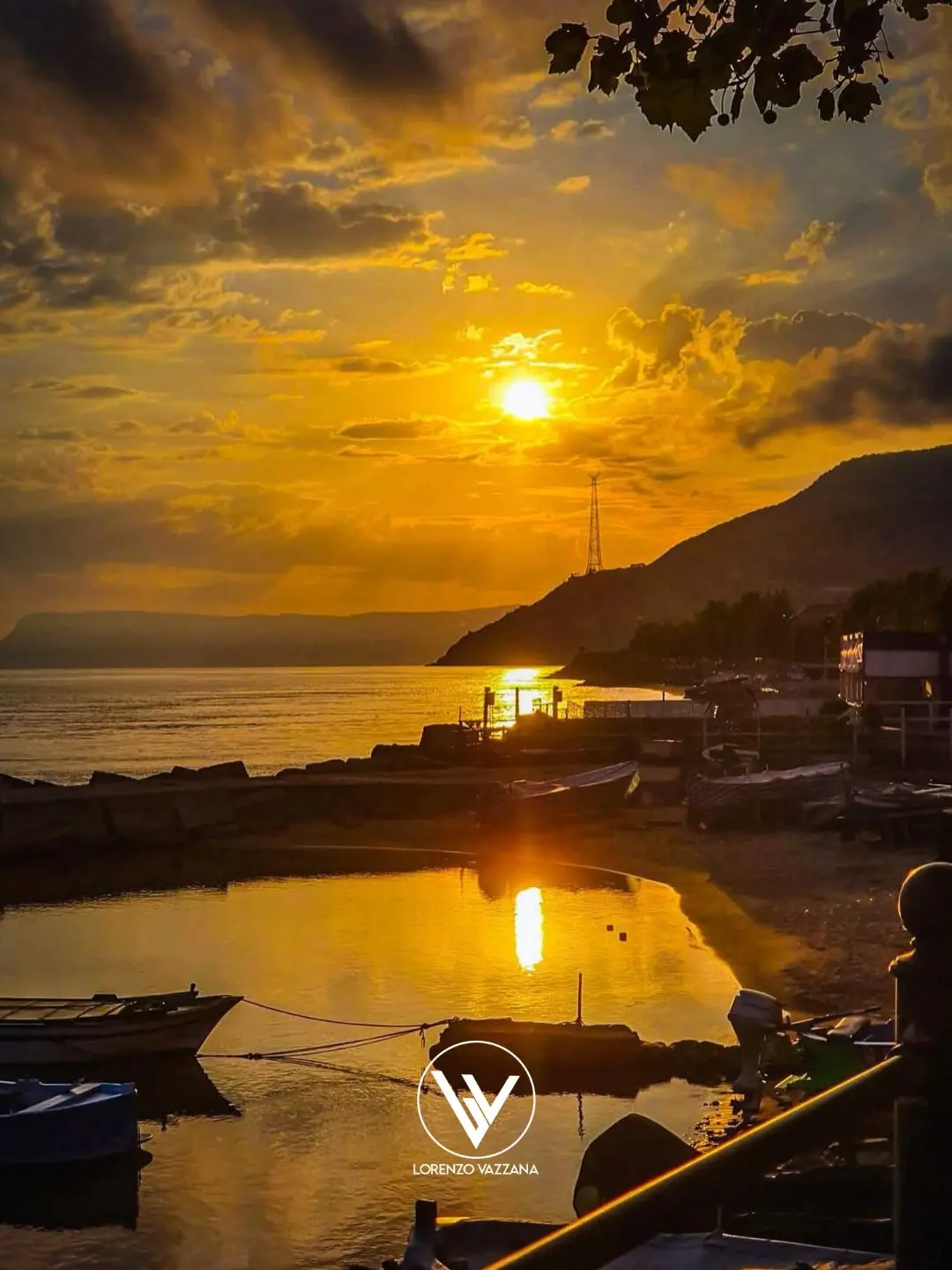 LA FOTO DEL GIORNO | Luce dorata sullo Stretto