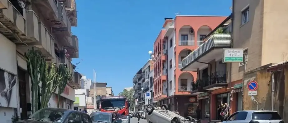 Spettacolare incidente sulla SS18 a Gallico: auto si ribalta nei pressi del Conad