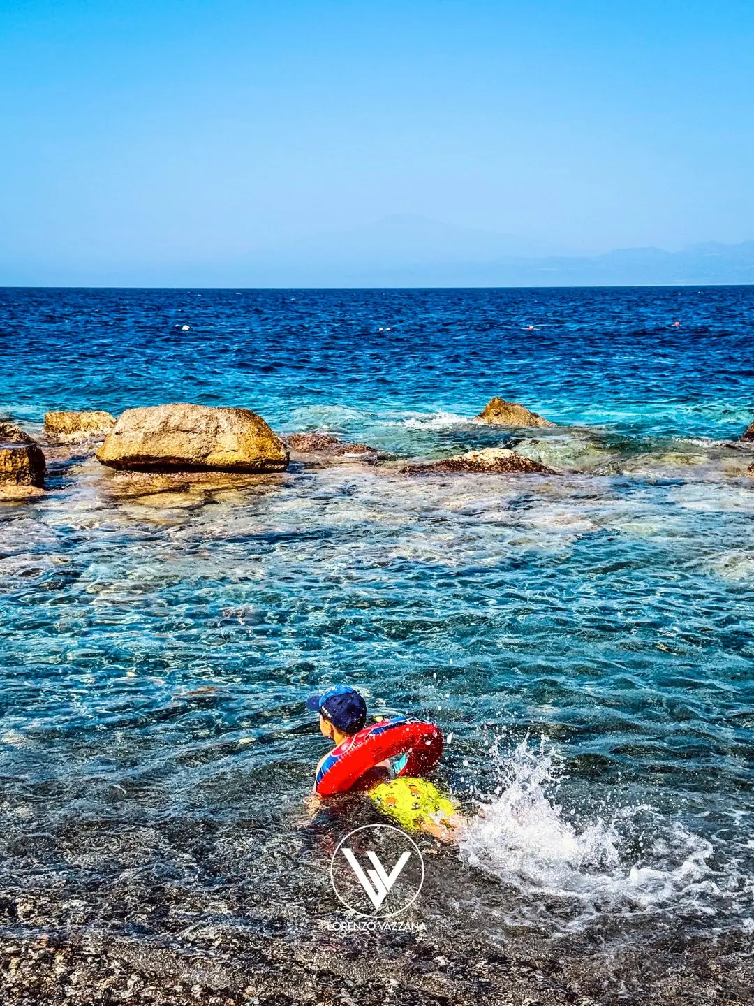 LA FOTO DEL GIORNO | Il primo tuffo d’estate