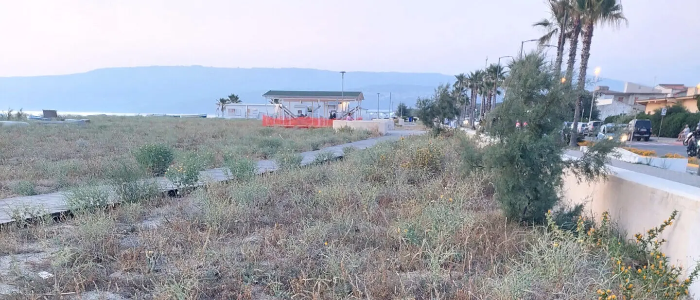 San Ferdinando, Fratelli d'Italia denuncia la mancata pulizia della spiaggia per il periodo estivo