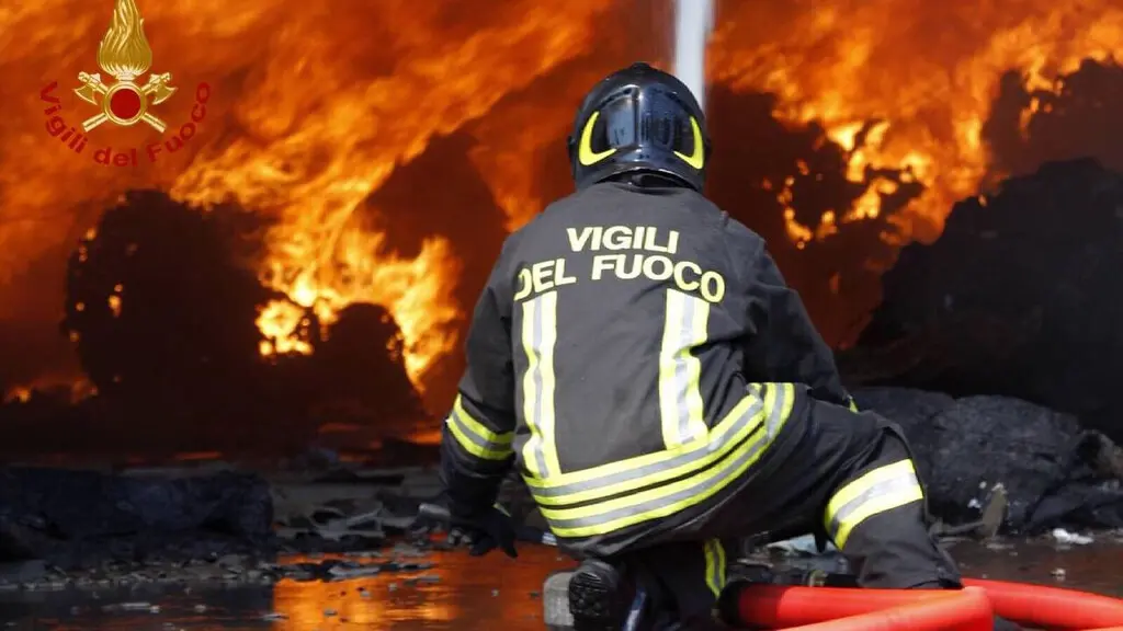 Incendi in Calabria, il grido d'allarme dei Vigili del Fuoco per la carenza di personale