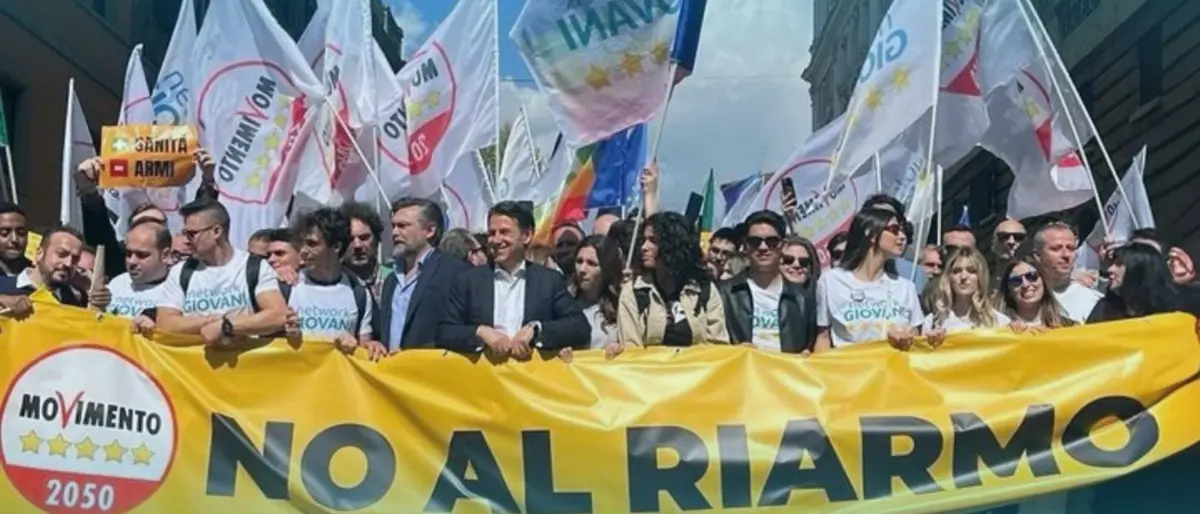 Reggio, il network giovani del Movimento 5Stelle in piazza per la pace contro il riarmo