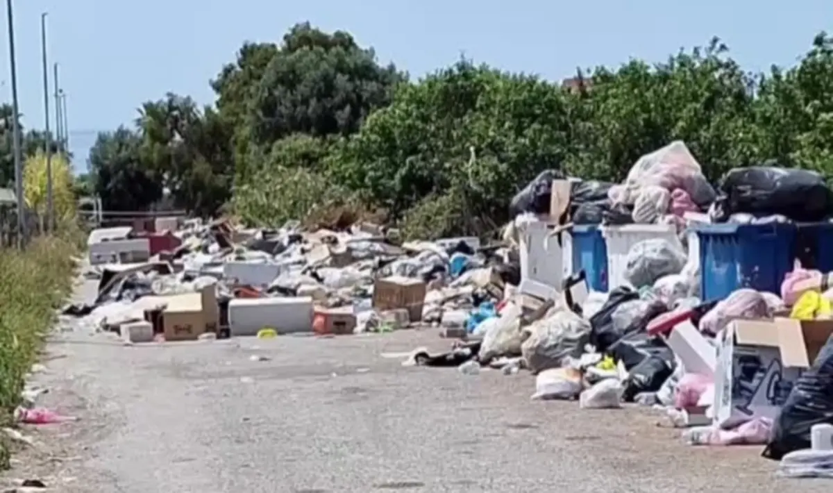 San Lorenzo accoglie l'estate sotto un cumulo di rifiuti, pugno duro del sindaco Polimeni: «Serve collaborazione contro incivili, non rabbia cieca»