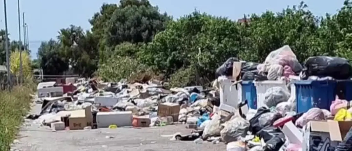 San Lorenzo accoglie l'estate sotto un cumulo di rifiuti, pugno duro del sindaco Polimeni: «Serve collaborazione contro incivili, non rabbia cieca»