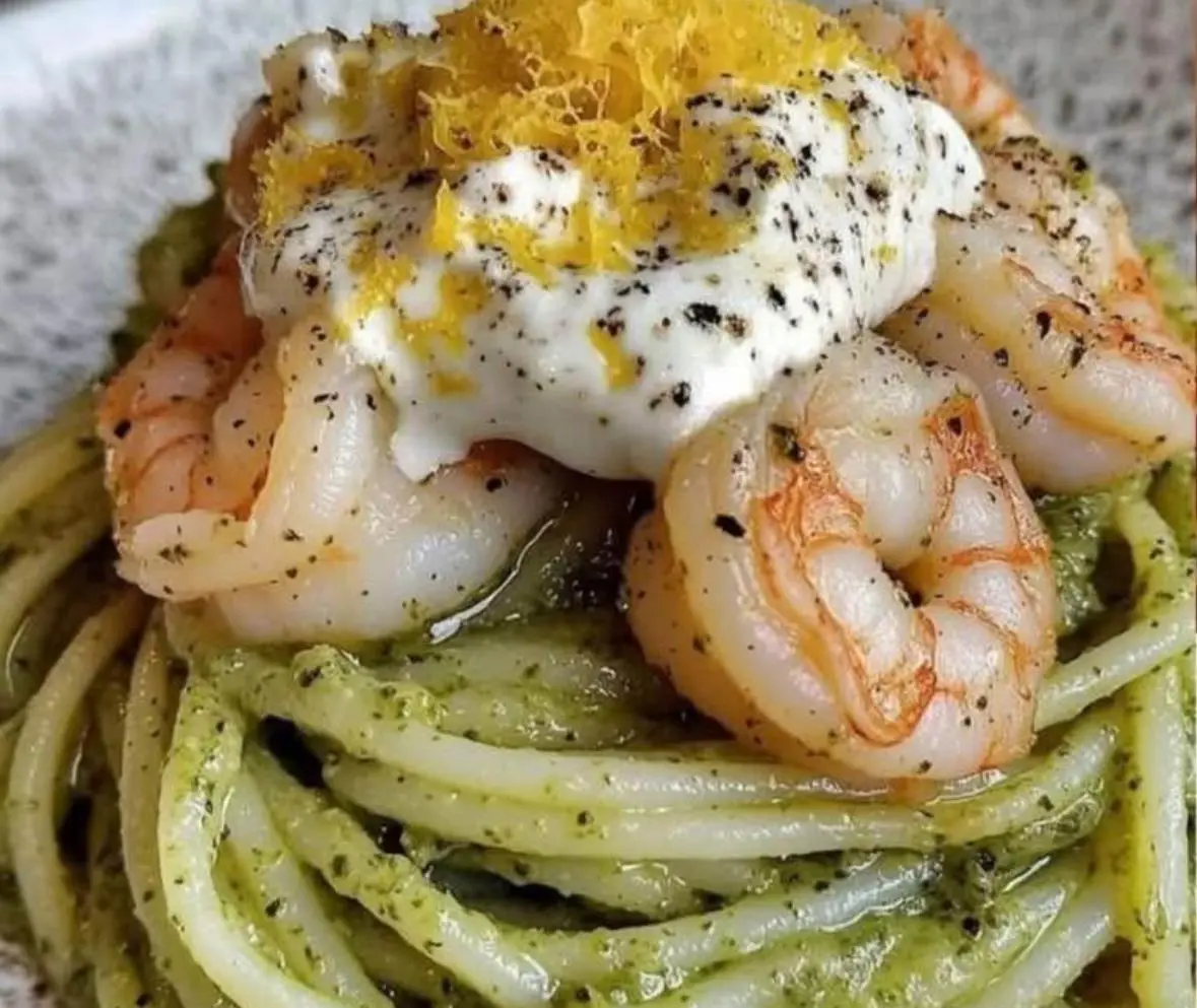 LA RICETTA DEL GIORNO | Spaghetti con zucchine, gamberi, stracciatella e scorza di limone