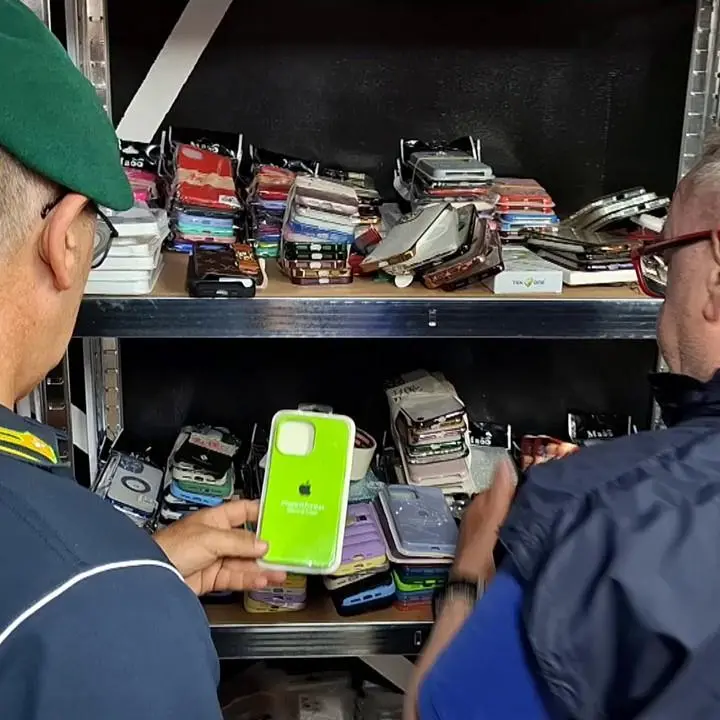 Reggio, sequestrato opificio di prodotti contraffatti con annesso show room | FOTO e VIDEO