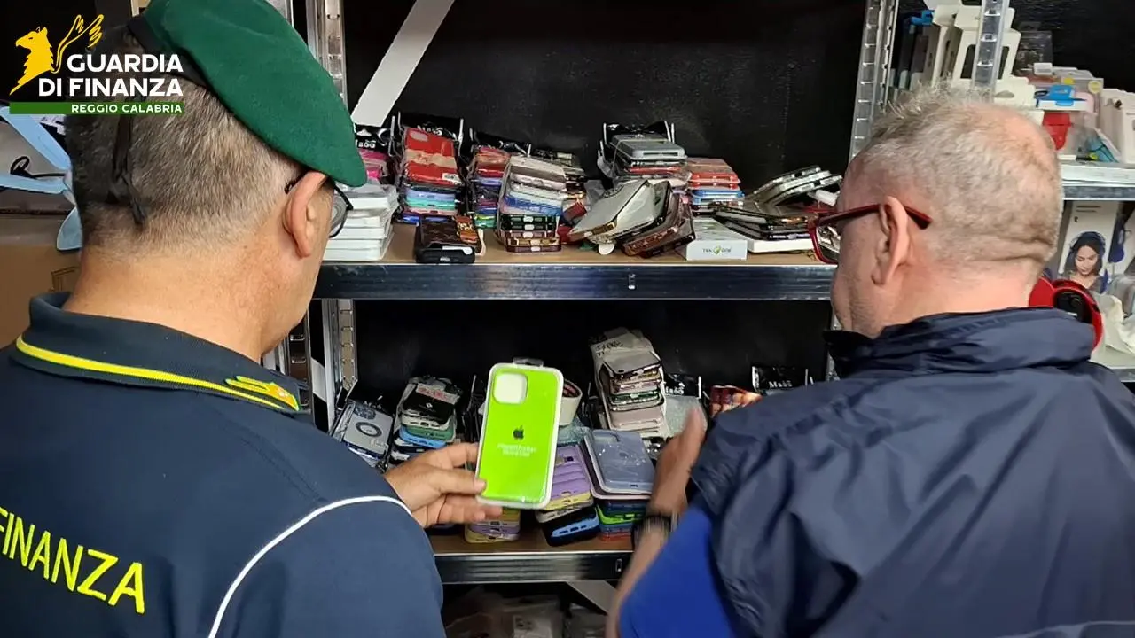 Reggio, sequestrato opificio di prodotti contraffatti con annesso show room | FOTO e VIDEO