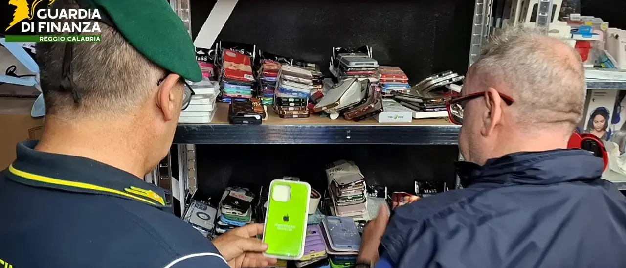 Reggio, sequestrato opificio di prodotti contraffatti con annesso show room | FOTO e VIDEO