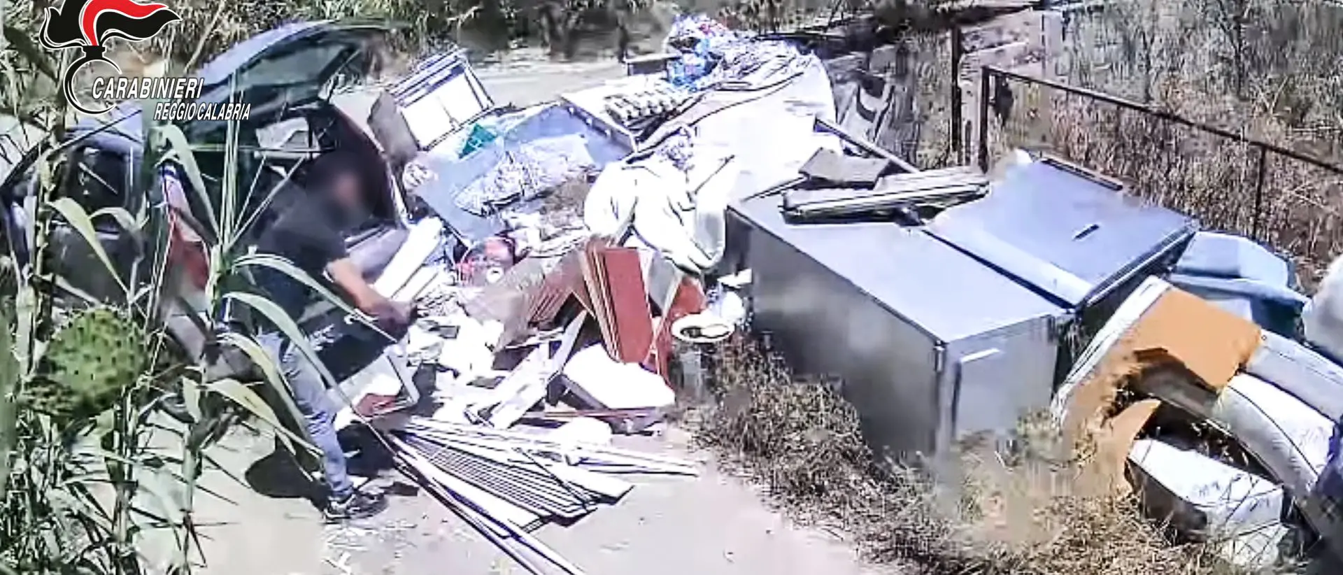 Condofuri, sorpreso ad abbandonare rifiuti speciali in un’area demaniale: denunciato
